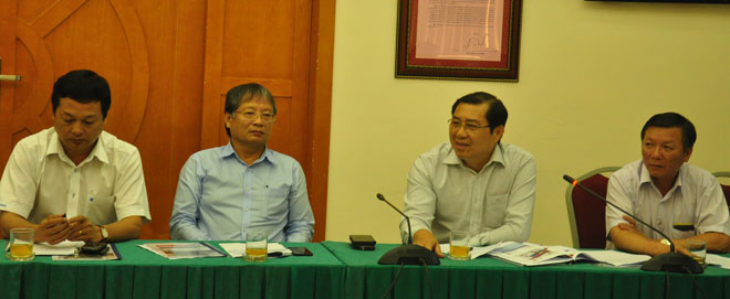  Chairman Tho (2nd right), Vice Chairman Tuan (2nd left), and other participants at the meeting