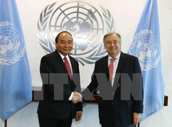 Thủ tướng Nguyễn Xuân Phúc gặp Tổng Thư ký Liên hợp quốc Antonio Guterres. (Ảnh: Thống Nhất/TTXVN)