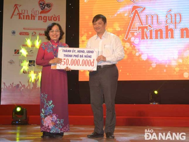 Vice Chairman Dung (right) presenting money to a representative from the Association of Charities and Children’s Rights Protection