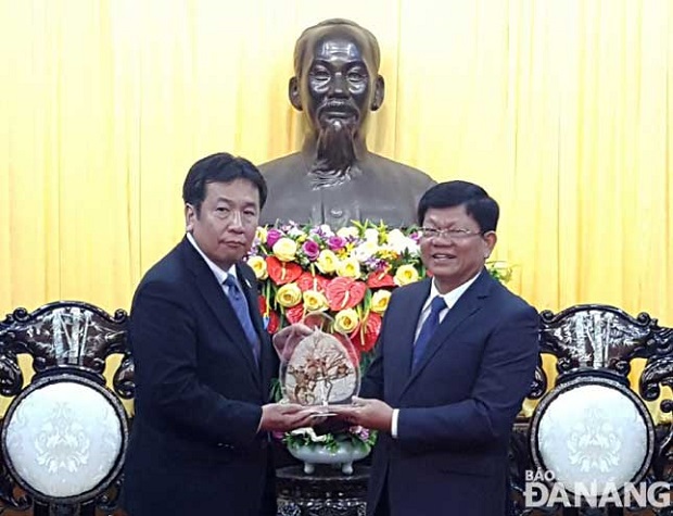  DPP Deputy Secretary General Yukio Edano (left) and Deputy Secretary Tri