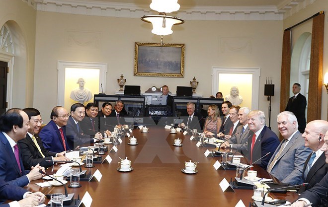 The talks between Prime Minister Nguyen Xuan Phuc and US President Donald Trump (Photo: VNA)