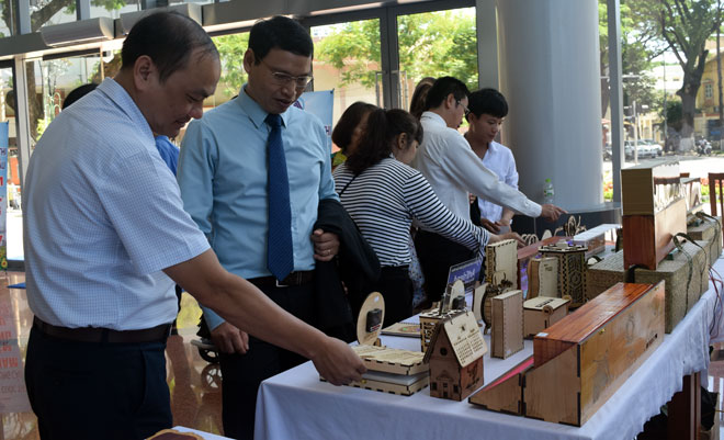 Phó Chủ tịch UBND thành phố Hồ Kỳ Minh (thứ hai, trái sang) tham quan các sản phẩm triển lãm