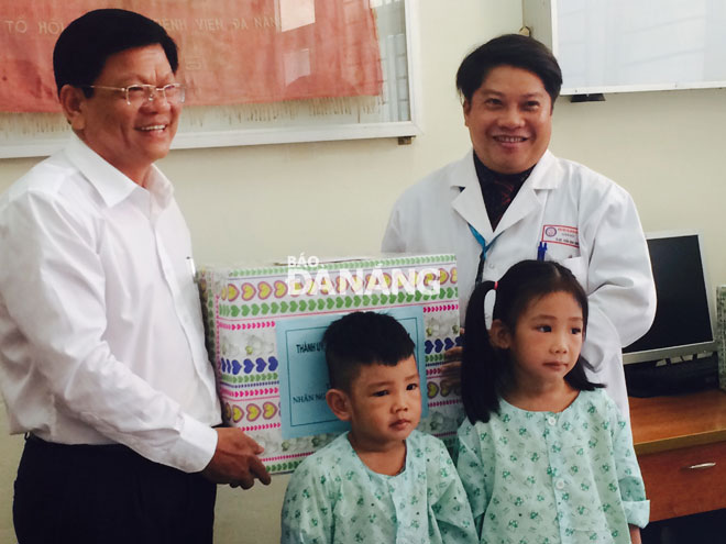 Deputy Secretary Tri (left) presenting a gift to child patients at the Maternity and Paediatrics Hospital