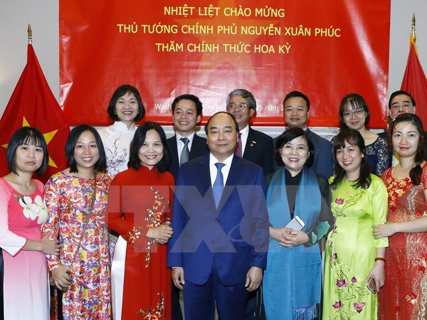 Prime Minister Nguyen Xuan Phuc (front, centre) and staff of the Vietnamese Embassy in the US pose for a photo (Photo: VNA)