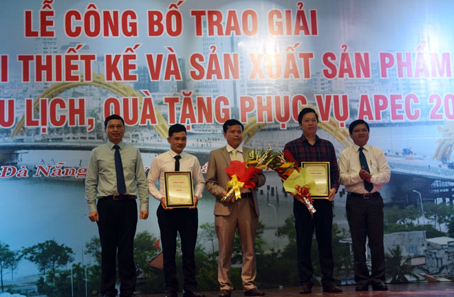 Vice Chairman Trung (1st right), Vice Chairman Minh (1st left) honouring the second prize winners