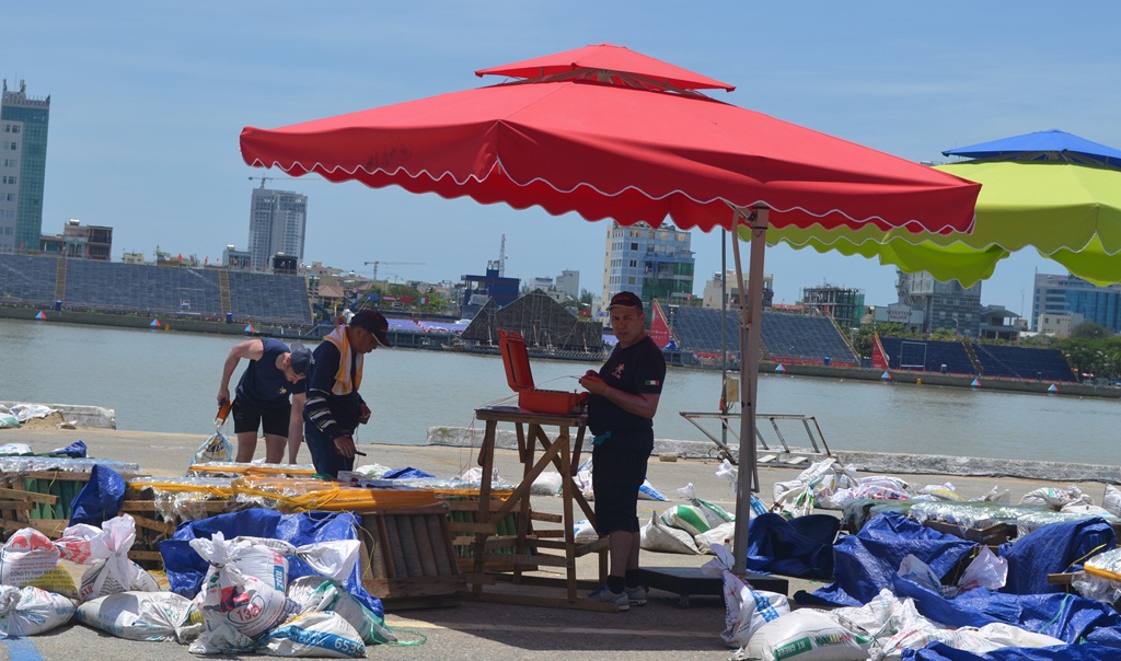 Despite hot weather, the Italian team members were focusing hard on preparing their fireworks.