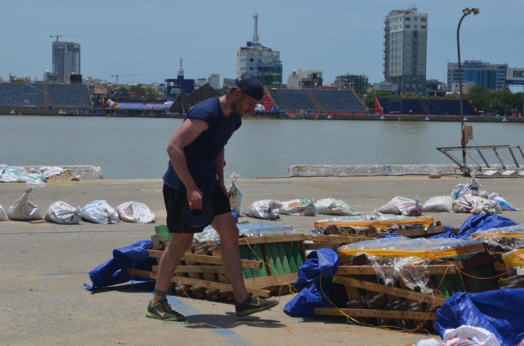 Another Italian team member preparing the fireworks.