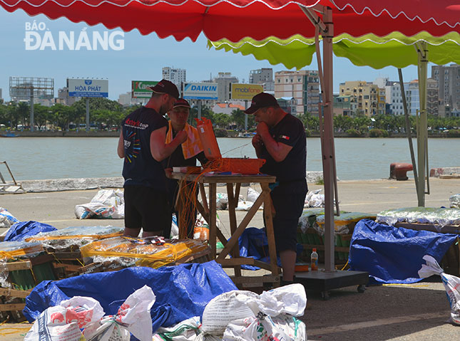 Those of the Italian team preparing their fireworks at the launch location at the former Han River Port.