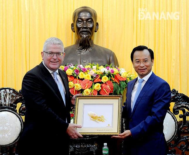 Australian Ambassador Chittick (left) and Secretary Anh