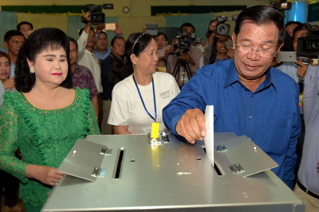 Thủ tướng Hun Sen đi bỏ phiếu ngày 4-6.        Ảnh: AFP