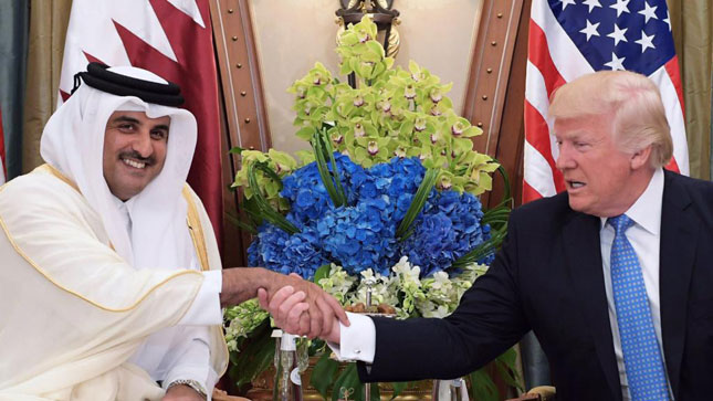 Hoàng thân Qatar Emir Sheikh Tamim Bin Hamad al-Thani (trái) gặp gỡ Tổng thống Mỹ Donald Trump tại thủ đô Riyadh của Saudi Arabia ngày 21-5-2017. 		                   Ảnh: AFP