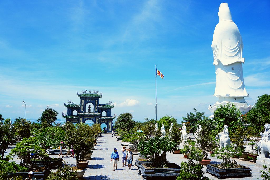 Храм Linh son. Linh ung Pagoda. Дананг памятники. Памятник чи Ланг в Дананге.