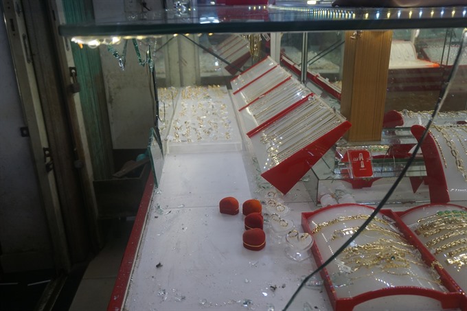 A jewelry shop in Đà Nẵng city is seen after robber broke in and took some jewels away on Monday night. — VNS Photo Anh Tuấn Read more at http://vietnamnews.vn/society/377833/two-suspects-of-a-jewelry-robbery-arrested.html#y7MyF0xhY7HkFxcg.99