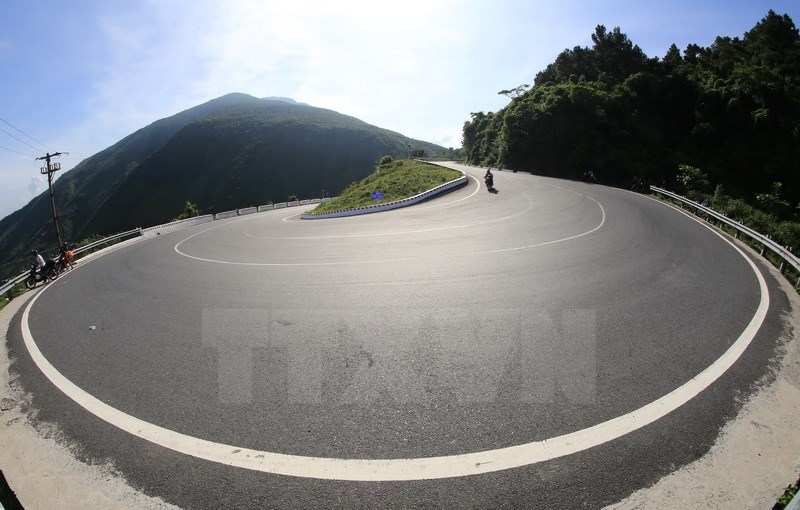 A hairpin turn on the pass in Da Nang city. (Photo: VNA)