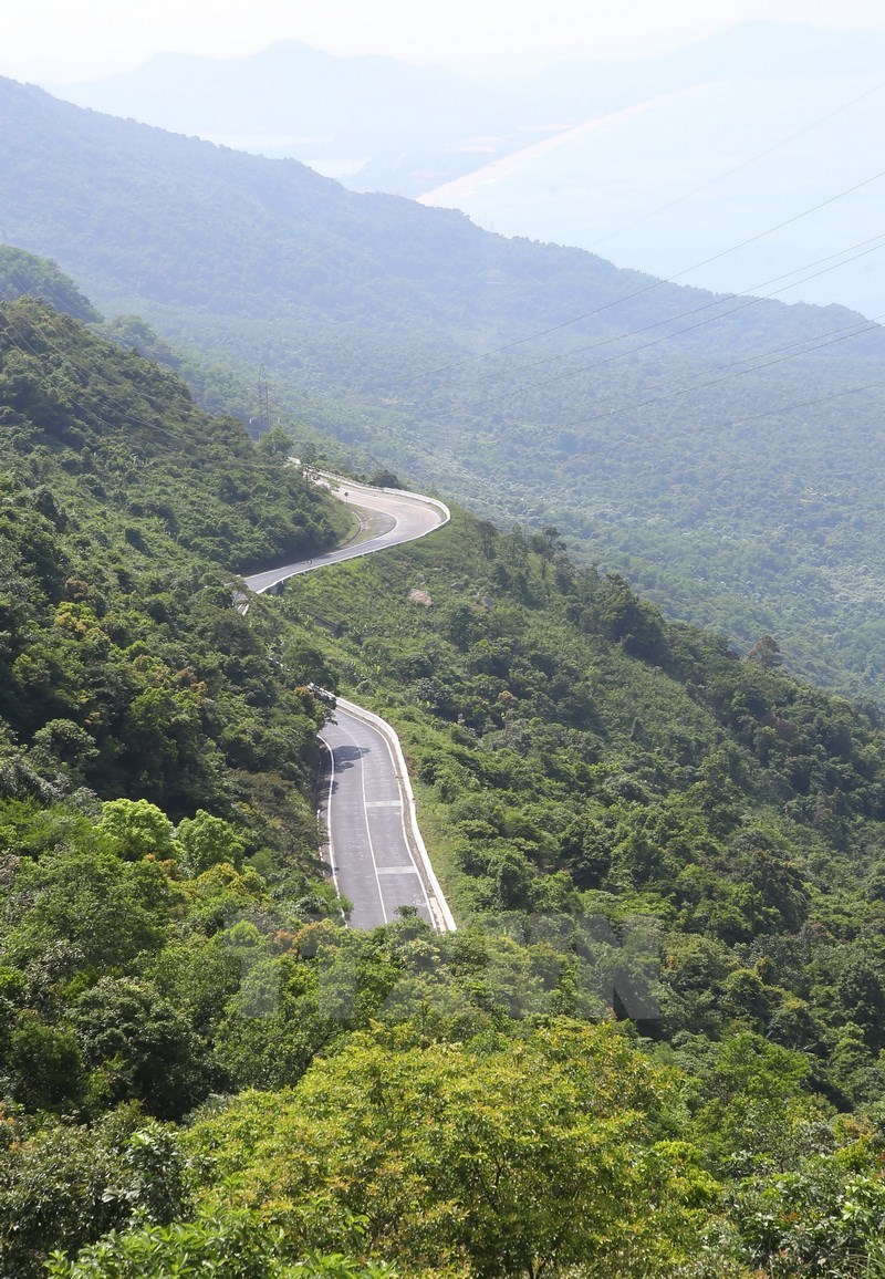 A tortuous road along the pass seen from Hai Van Gate in Thua Thien-Hue province. (Photo: VNA)