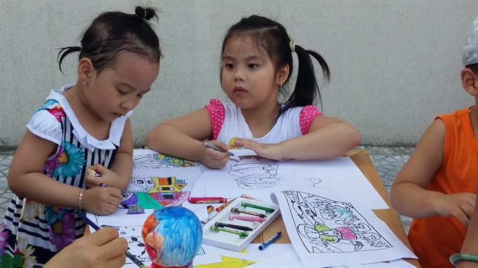 Kids take part in a free painting event at the Da Nang Fine Arts Museum.