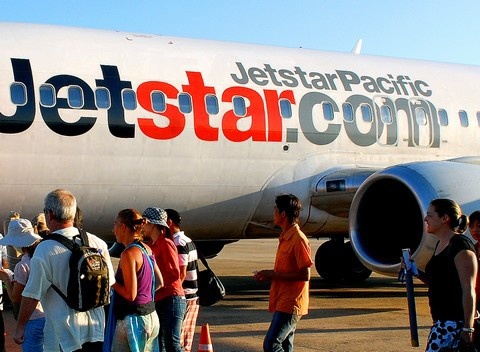 Passengers are about to board a flight of Jetstar Pacific. Photo by VnExpress/Hoang Ha 
