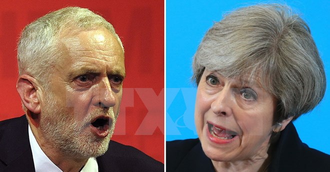 Thủ tướng Anh Theresa May (phải) và Chủ tịch Công đảng đối lập Jeremy Corbyn (trái). (Nguồn: AFP/TTXVN)