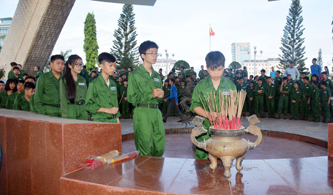  Thắp hương tưởng niệm các anh hùng, liệt sĩ trước khi lên đường