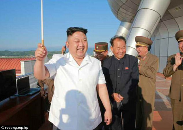 Nhà lãnh đạo Triều Tiên Kim Jong-un cũng trực tiếp quan sát vụ thử nghiệm. (Ảnh: Rodong Sinmun)