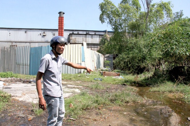 A local resident points at a wastewater line discharged by the Dana-Úc steel company in Đà Nẵng City’s Hòa Vang District. — Photo tuoitre.vn Read more at http://vietnamnews.vn/society/378127/households-to-be-relocated-away-from-steel-companies.html#4f143VyKQZ8GZ543.99