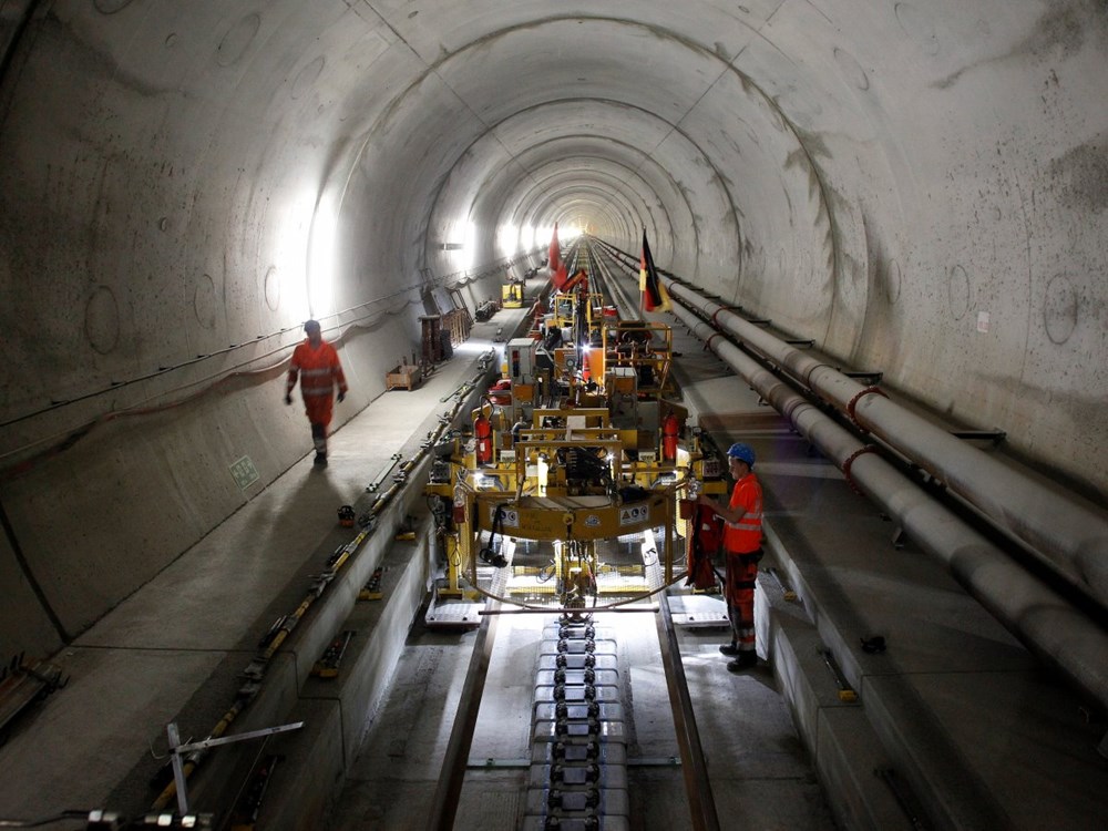 Sau 17 năm xây dựng, đường hầm Gotthard đã mở cửa ở Thụy Sỹ vào ngày 1/6/2016. Với độ dài 56 km, đây là đường hầm xe lửa dài nhất và sâu nhất thế giới, mang lại hiệu quả di chuyển chưa từng có khi đi qua khu vực dãy Alps. (Nguồn: Reuters)