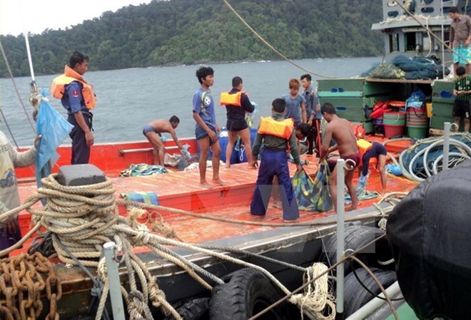 Rescue workers search for victims of the missing military plane in Dawei, Myanmar. (Photo: Xinhua/VNA)