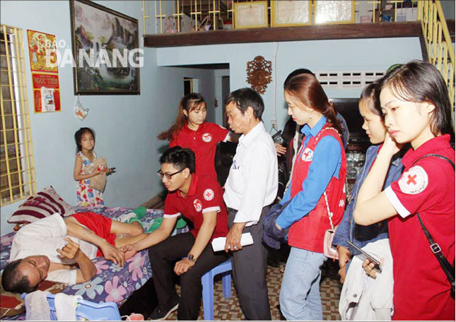 Các tình nguyện viên Chữ thập đỏ phường Hòa Minh, quận Liên Chiểu thăm hỏi một bệnh nhân.
