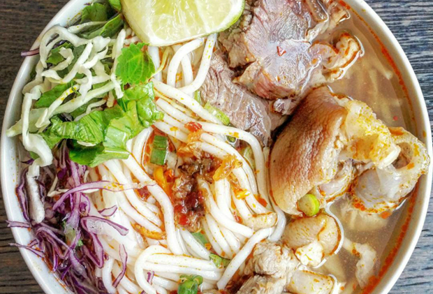 But it seems Amber can handle it quite well as she can cook typical dishes from different parts of Vietnam like this Bun bo Hue, or Hue beef noodle soup, a specialty of Vietnam’s central region that not many Vietnamese people find easy to cook.