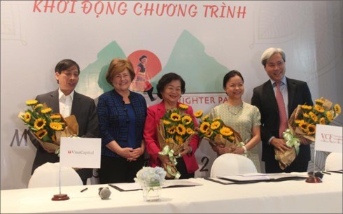 The Vu A Dinh Scholarship Fund unveiled the second phase of its Mo duong den tuong lai (A Brighter Path) scholarship programme that will help at least 33 ethnic minority girls complete high school and tertiary education in the next ​7 years. (Photo: VOV)