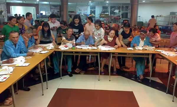 Cancer patients painting white T-shirts