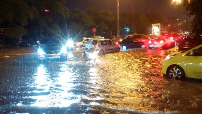 Dao Tan street in Hanoi is flooded in a heavy rain (Photo: VNA)