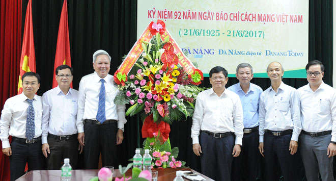 Deputy Secretary Tri (4th right) and representatives from the DA NANG Newspaper and the local authorities