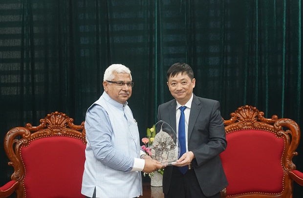 Dr Jerath (left) and Vice Chairman Dung