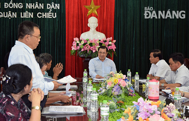 Chủ tịch UBND thành phố Đà Nẵng  Huỳnh Đức Thơ chủ trì đối thoại với các hộ dân. Ảnh: NGỌC ĐOAN