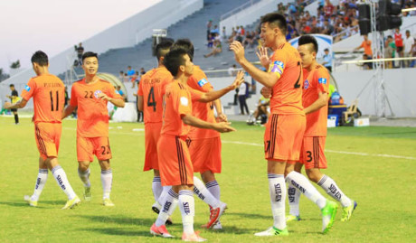 SHB players celebrating their win (Photo: baomoi.vn)