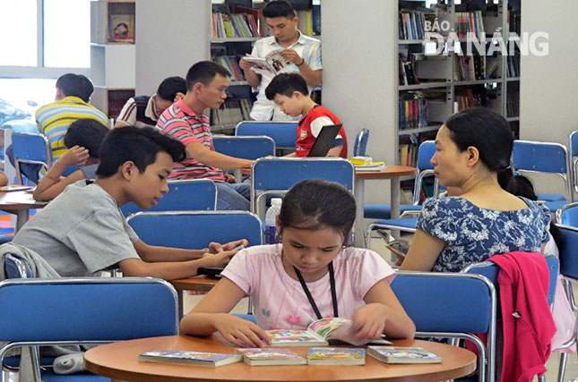 Readers at the Da Nang General Science Library 