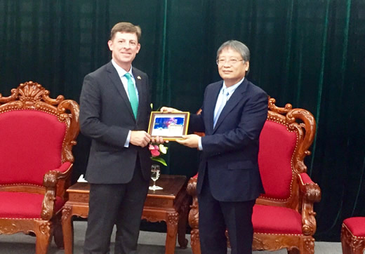 Acting US Consul General Liston (left) and Vice Chairman Tuan (Photo: cadn.com.vn)