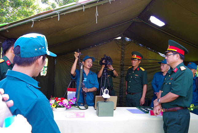 Ban giám khảo nghe thuyết minh đề tài “Kiểm tra đường ngắm bằng tia laser và camera” của Ban Chỉ huy Quân sự phường Xuân Hà, quận Thanh Khê.