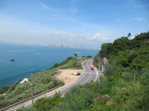 A zigzag road of Sơn Trà Mountain offers scenic bike race for riders. — VNS Photo Công Thành Read more at http://vietnamnews.vn/sports/378718/cyclists-to-challenge-the-son-tra-mountain-race.html#00oBfLd2vHtRwIlt.99