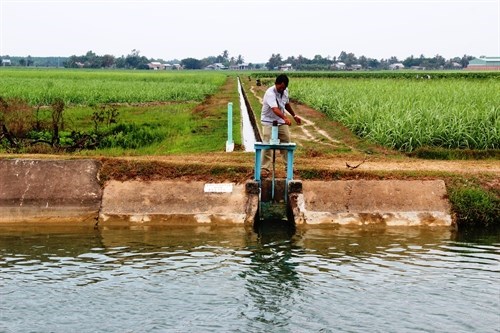 A worker checks a water pump (Source: VNA)