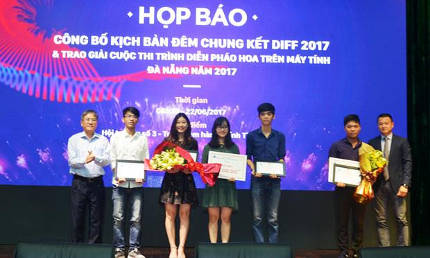 The winners of the ‘e-Fireworks Contest 2017’ receiving their prizes