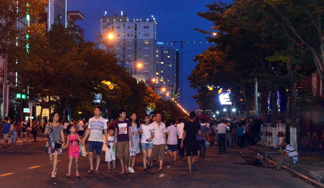 Ngay từ sớm nhiều khán giả đã có mặt ở khu vực đường Trần Hưng Đạo để xếp hàng vào khán đài.