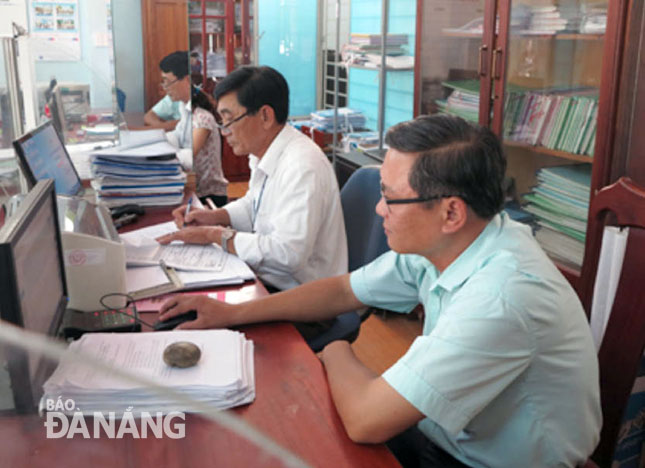 Huyện Hòa Vang đã tạo được sự chuyển biến mạnh mẽ trong việc chấp hành kỷ luật, kỷ cương hành chính khi thi hành công vụ. TRONG ẢNH: Lúc 11 giờ 15, tại bộ phận “một cửa” của xã Hòa Phong, các cán bộ, công chức vẫn nghiêm túc làm việc. 