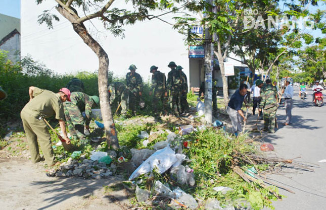 Cựu chiến binh, nhân dân và bộ đội phối hợp dọn vệ sinh môi trường ở phường An Khê.