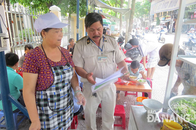 Các ngành chức năng trên địa bàn quận Thanh Khê thường xuyên nhắc nhở các hộ kinh doanh thức ăn đường phố thực hiện đúng quy định an toàn vệ sinh thực phẩm. 