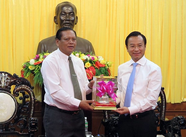 Mr Bounthong Divixay (left) and Secretary Anh