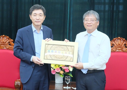 Ambassador Lee (left) and Vice Chairman Tuan