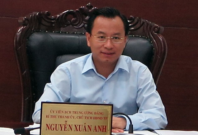 Bí thư Thành ủy, Chủ tịch HĐND thành phố Nguyễn Xuân Anh phát biểu tại cuộc họp