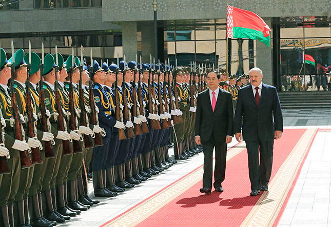 Tổng thống Belarus Alexander Lukashenko và Chủ tịch nước Trần Đại Quang duyệt Đội danh dự.  								Ảnh: TTXVN